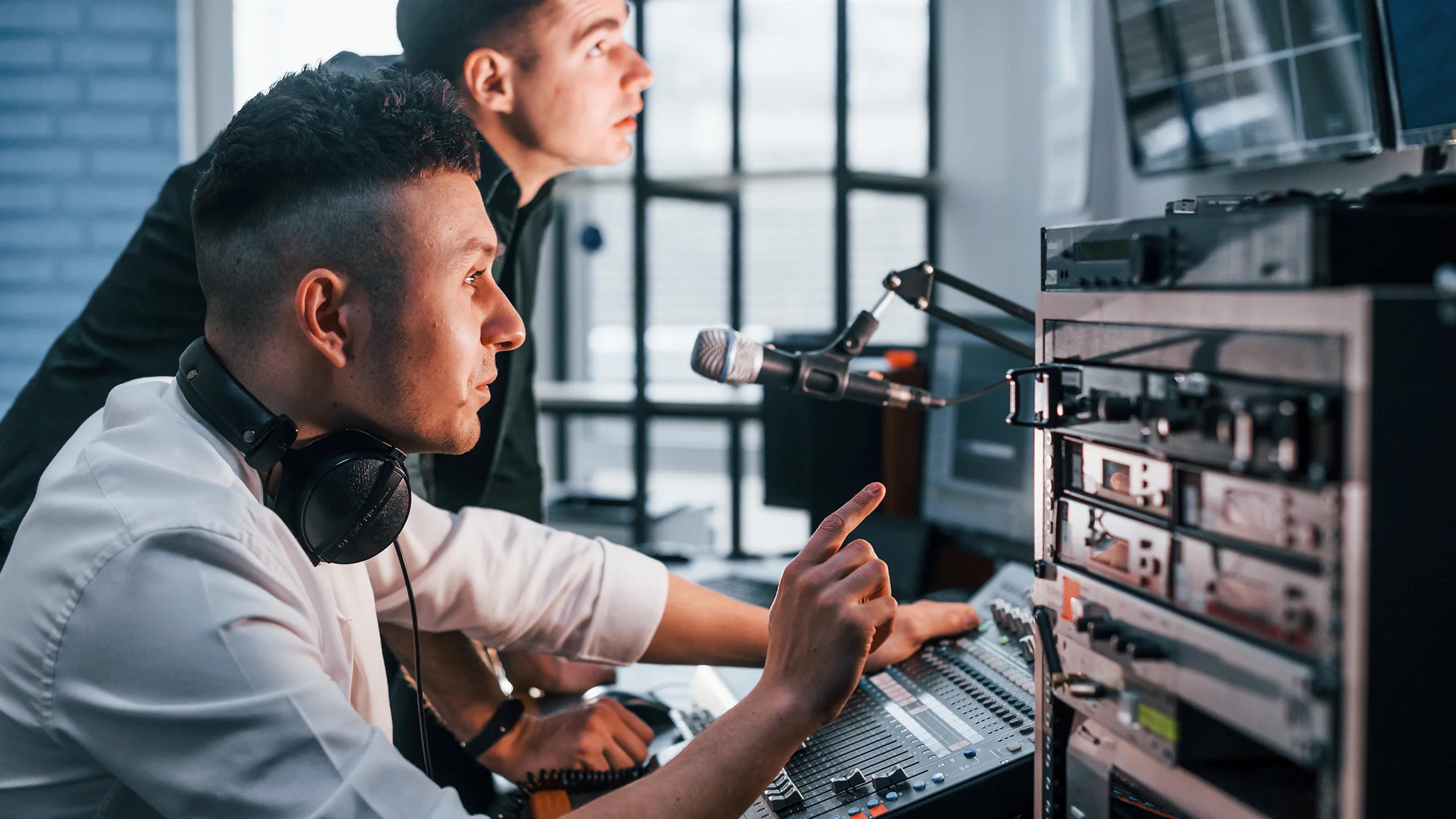 The Symbiosis of Voiceovers and Visuals